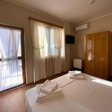 Tekada Hotel & Restaurant Vlorë エクステリア 写真
