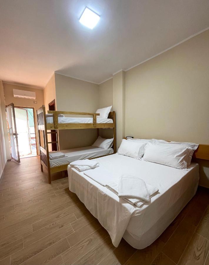 Tekada Hotel & Restaurant Vlorë エクステリア 写真