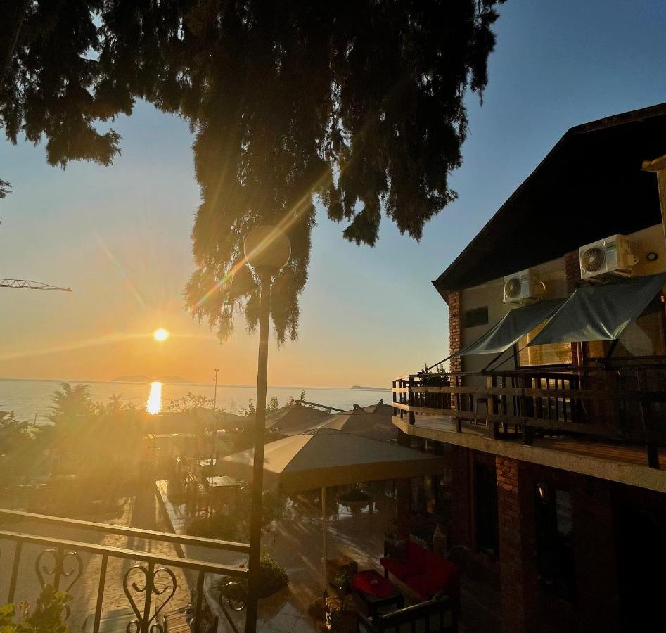 Tekada Hotel & Restaurant Vlorë エクステリア 写真