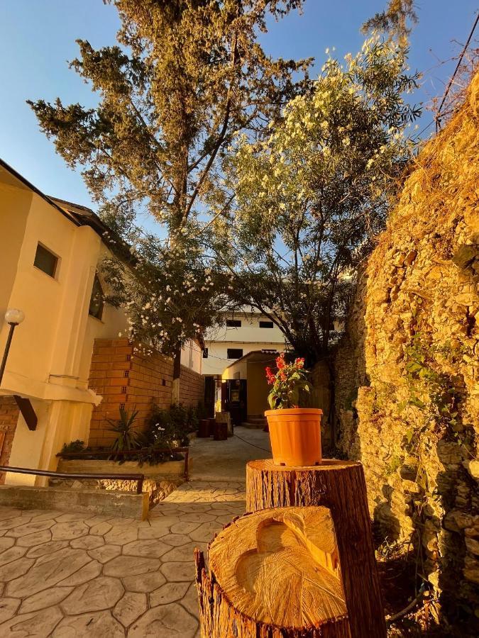 Tekada Hotel & Restaurant Vlorë エクステリア 写真
