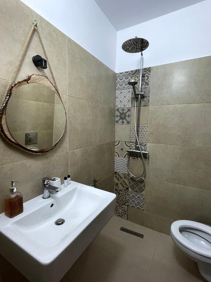 Tekada Hotel & Restaurant Vlorë エクステリア 写真