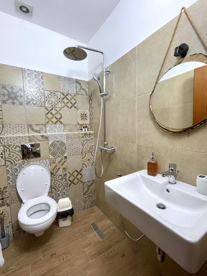 Tekada Hotel & Restaurant Vlorë エクステリア 写真