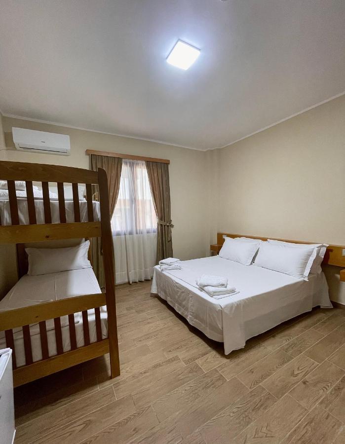 Tekada Hotel & Restaurant Vlorë エクステリア 写真