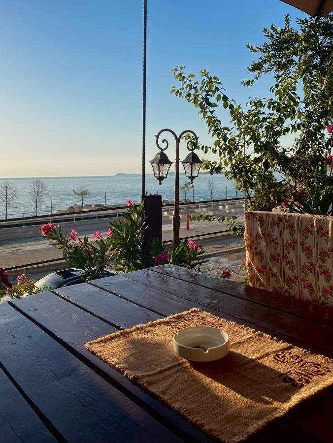 Tekada Hotel & Restaurant Vlorë エクステリア 写真